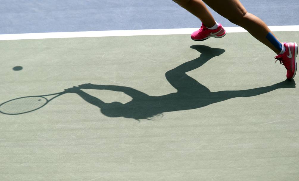 Una curiosa immagine dell’ombra della slovacca Dominika Cibulkova durante il match contro la belga Kristen Flipkens ai Pan Pacific Open diTokyo. (Ap)